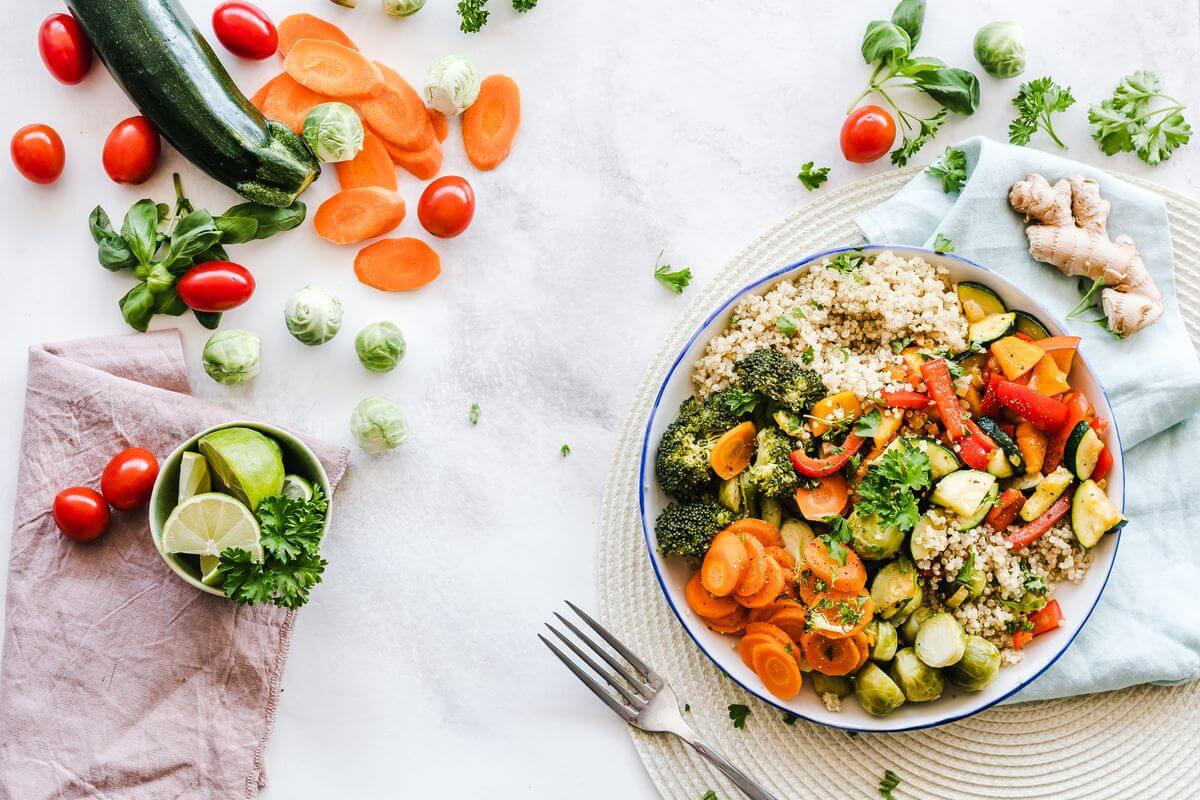 Why you are always hungry - balanced meal with protein and vegetables